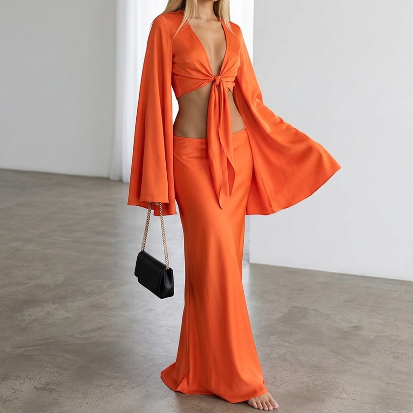 girlzhood Lava Muse Maxi Set in Sunset-Orange mit tiefem V-Ausschnitt, Bindung und fließenden Statement-Ärmeln