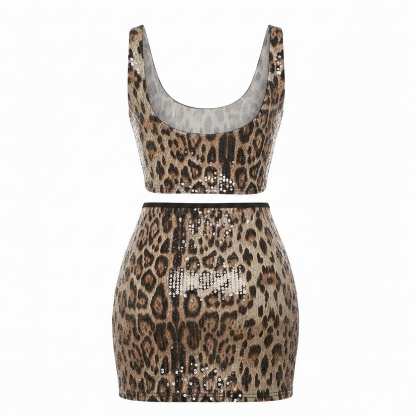 girlzhood Wild Heat Set bestehend aus bauchfreiem Top und Minirock mit Leo-Print und glitzernden Pailletten