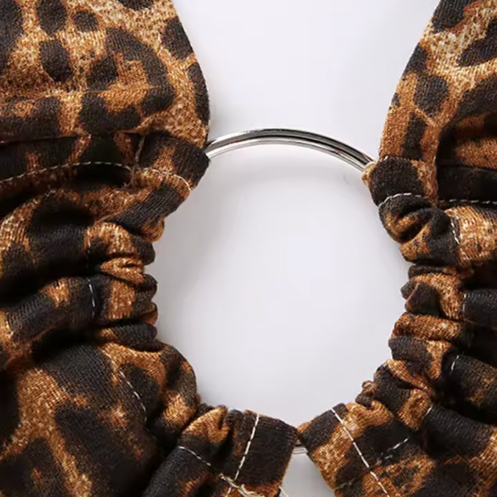 girlzhood Neckholder-Top mit Leopardenmuster und silbernem Metallring-Detail in der Front