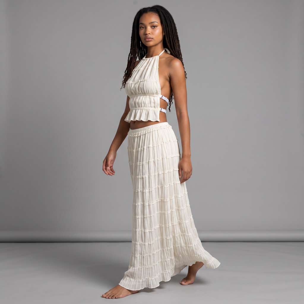 Model trägt das girlzhood Two-Piece Lunavia Set in Creme mit Halterneck-Top und fließendem Maxirock im Boho-Stil.