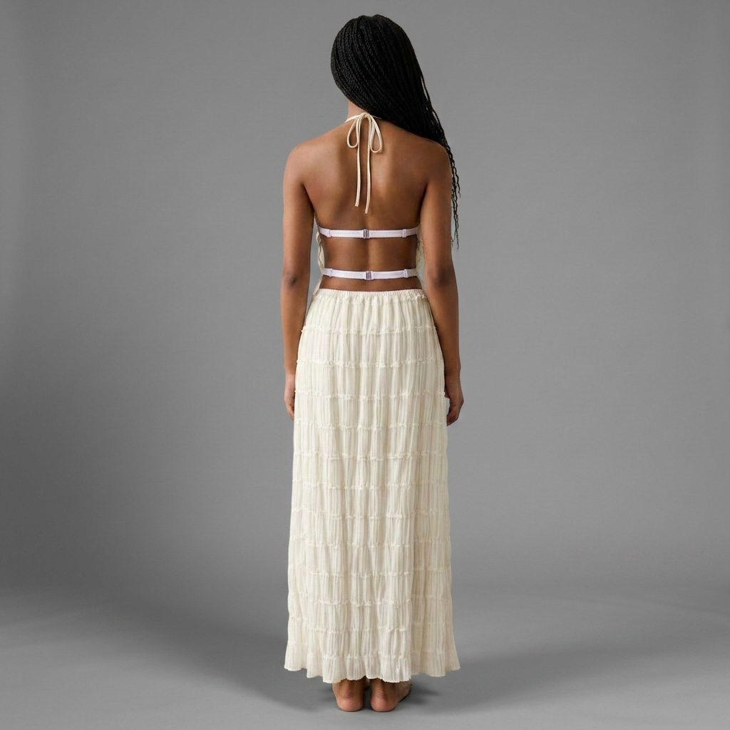 Rückansicht des girlzhood Lunavia Zweiteilers mit beigem Halterneck-Top und fließendem Maxirock im Boho-Stil
