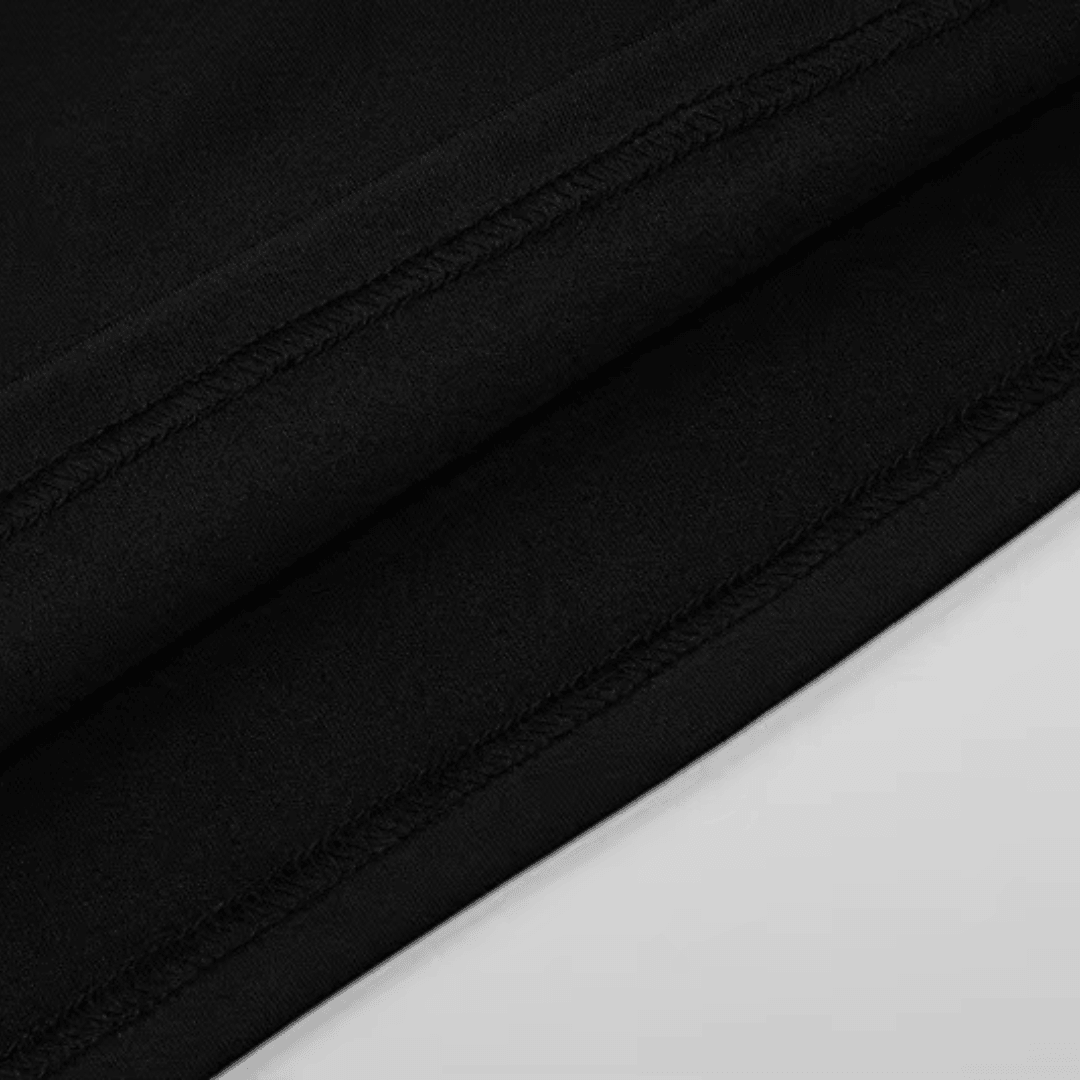 Detailansicht des schwarzen, elastischen Stoffes vom girlzhood Maxikleid Perlina mit sichtbarer Naht.