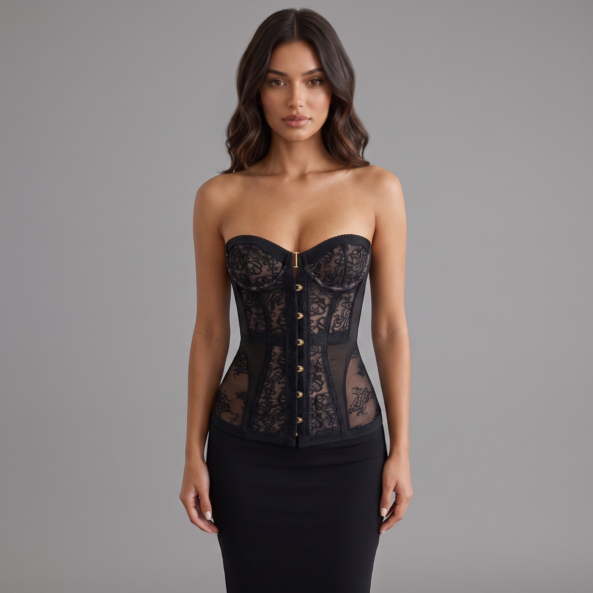 Model trägt girlzhood Midnight Desire Korsett-Top in Schwarz mit transparenter Spitze und goldenen Knöpfen.