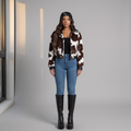 Model trägt girlzhood Midnight Rodeo Jacke aus braun-weißem Fellimitat mit Lederdetails im Oversized-Schnitt