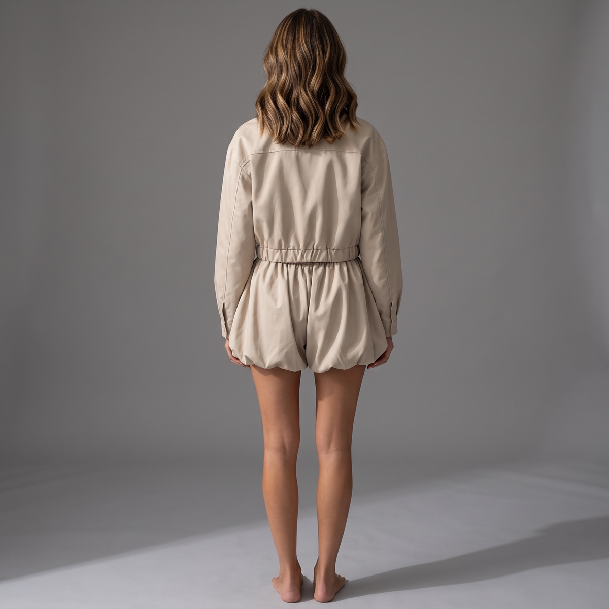 girlzhood Milano Cartel Set in Creme-Beige mit Cropped Jacke und Balloon Shorts, Rückansicht an einem Model