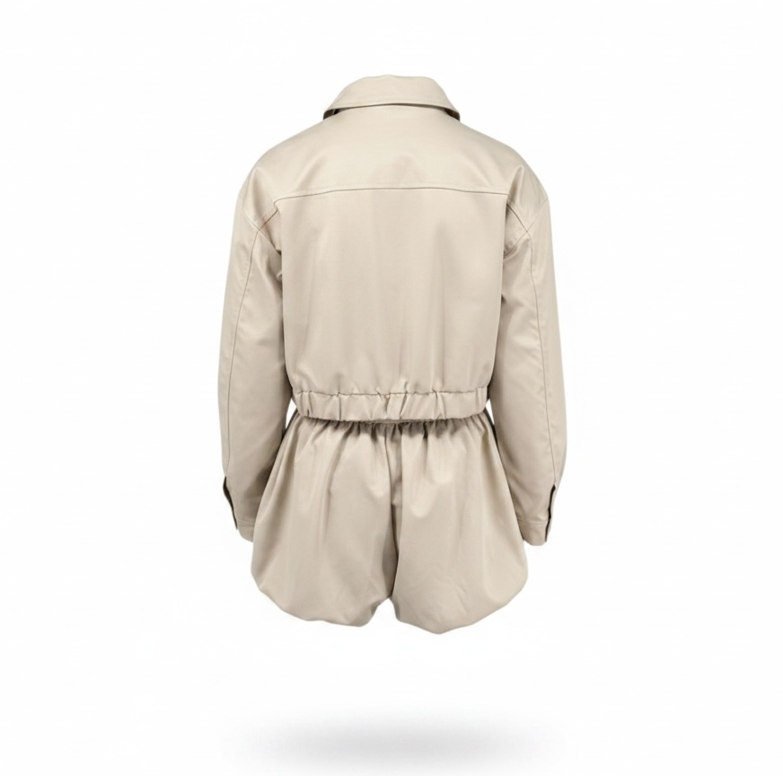 Rückansicht des girlzhood Milano Cartel Sets in Creme-Beige mit Cropped Jacke und Balloon Shorts