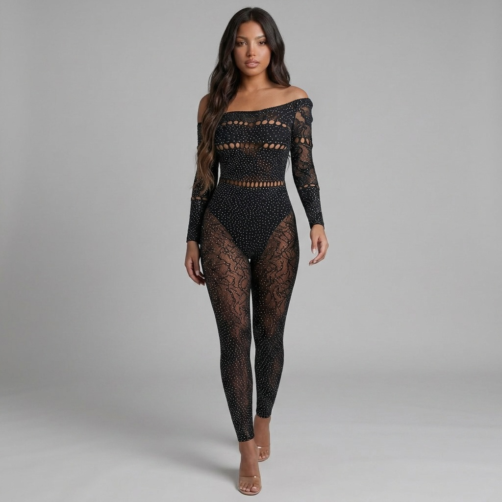 Model trägt den girlzhood Miravyn One-Shoulder Jumpsuit in Schwarz mit Glitzer, Cut-Outs und transparentem Mesh.