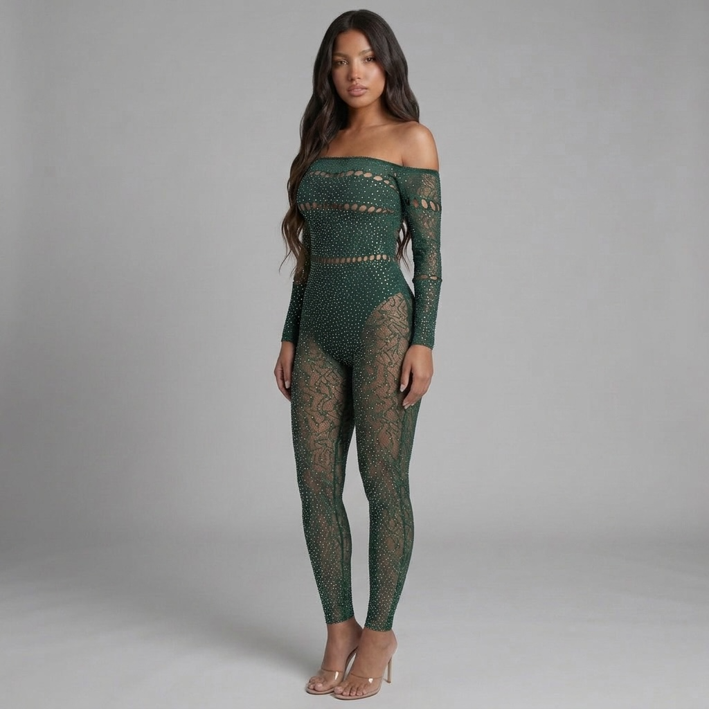 Model trägt girlzhood Miravyn Jumpsuit in Dunkelgrün mit Glitzer, Cut-Outs und transparentem Mesh für Club-Nights