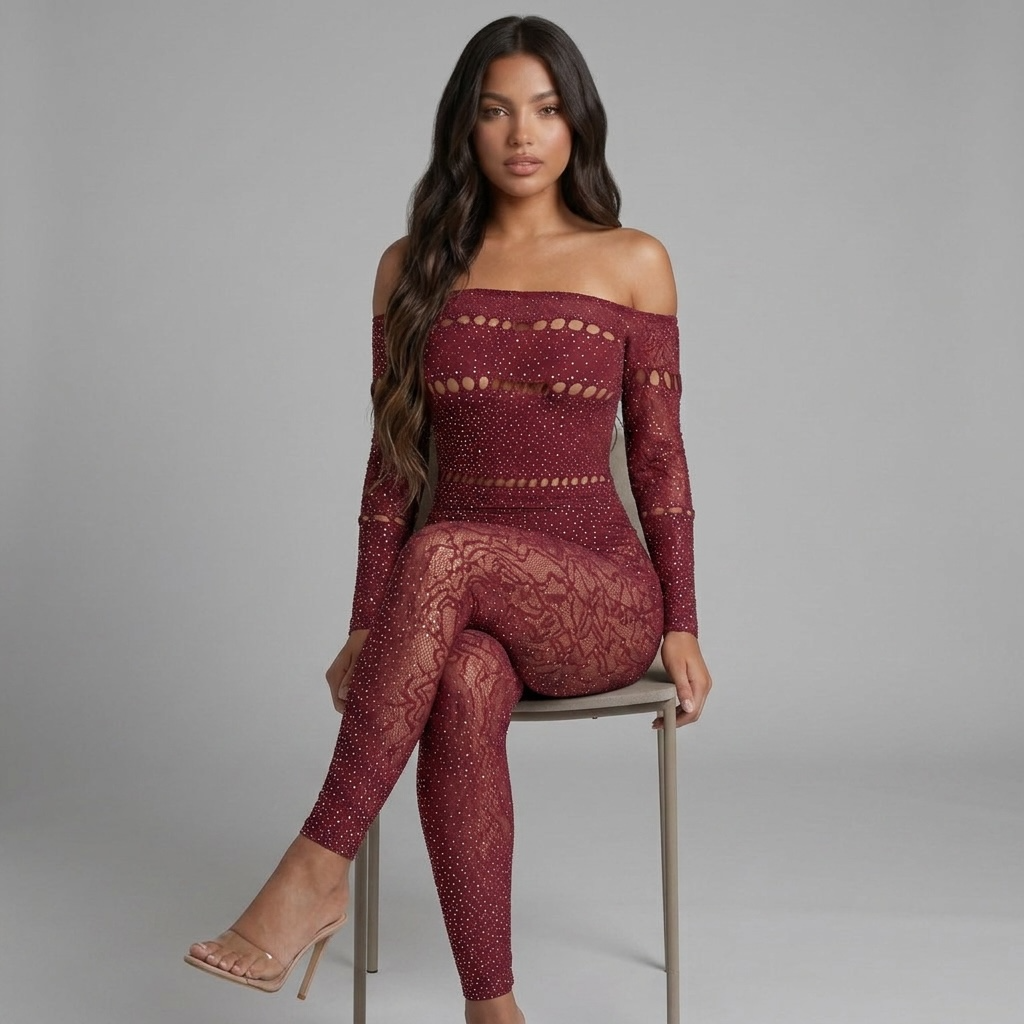 Model trägt girlzhood Miravyn One-Shoulder Jumpsuit in Dunkelrot mit Glitzer, Cut-Outs und transparentem Mesh-Design.