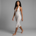 girlzhood Muse Heat Jumpsuit in Weiß aus luxuriöser Spitze mit tiefem Neckholder-Ausschnitt und Capri-Schnitt