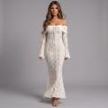 girlzhood Nerissia Maxi-Kleid in Weiß mit Off-Shoulder-Ausschnitt, langen ausgestellten Ärmeln und eleganter Spitze