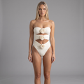 girlzhood Noctura One-Piece Badeanzug in Creme mit Cut-Outs und drei 3D-Rosen an einer blonden Frau