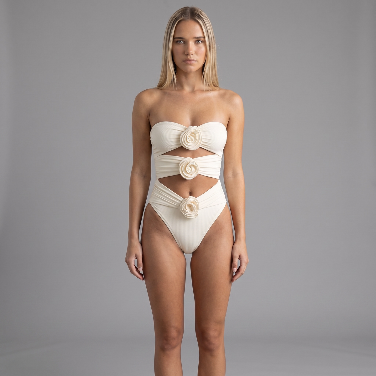 girlzhood Noctura One-Piece Badeanzug in Creme mit Cut-Outs und drei 3D-Rosen an einer blonden Frau