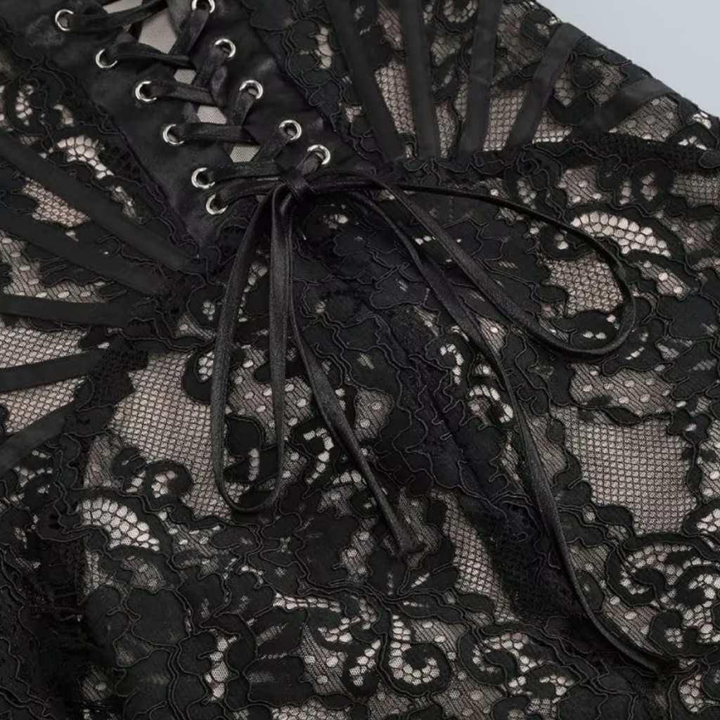 girlzhood Noir Addiction Corsagenkleid mit schwarzer floraler Spitze, Schnürung und transparenten Details