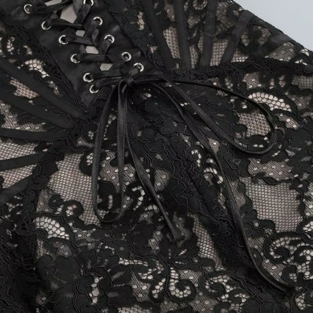 girlzhood Noir Addiction Corsagenkleid mit schwarzer floraler Spitze, Schnürung und transparenten Details