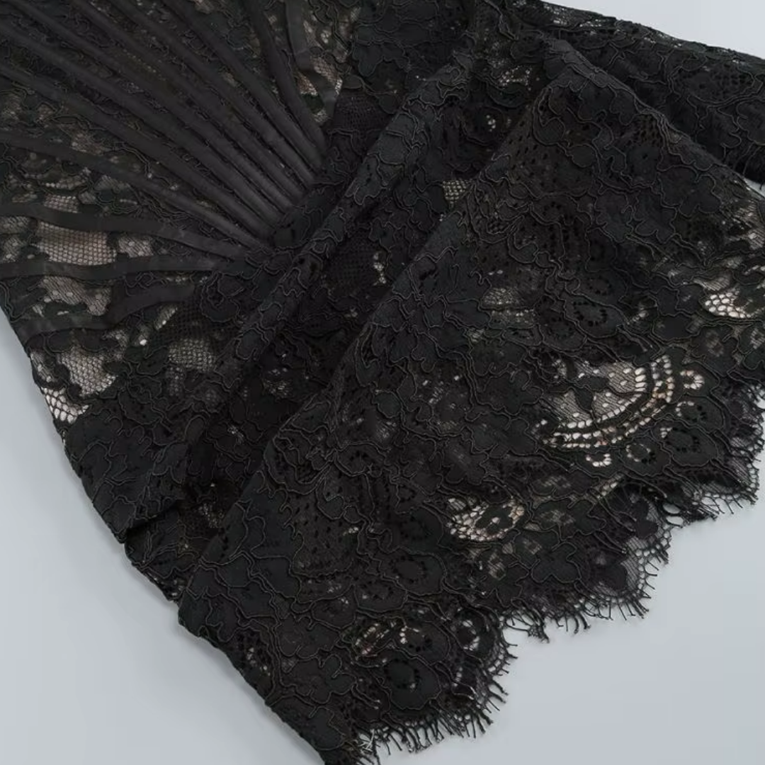 girlzhood Noir Addiction Corsagenkleid aus schwarzer floraler Spitze mit transparenten Details und Corsagenstäben