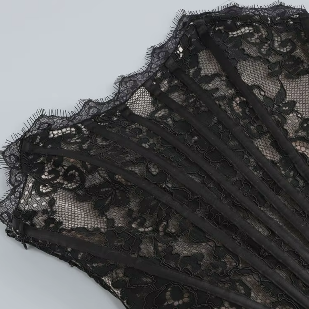 girlzhood Noir Addiction Corsagenkleid aus schwarzer floraler Spitze mit eingearbeiteten Stäbchen und Bandeau-Ausschnitt