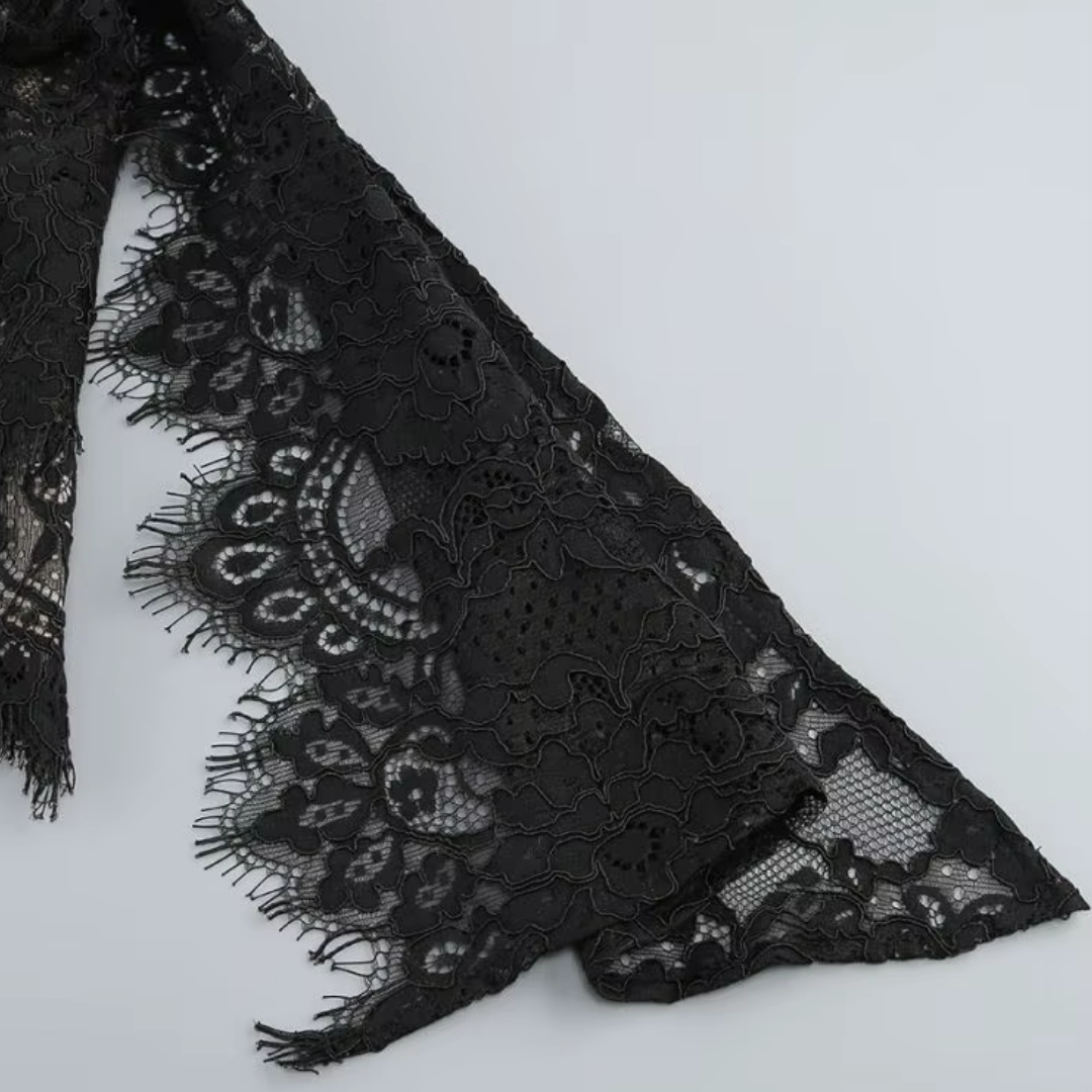 girlzhood Noir Addiction Corsagenkleid Detailaufnahme der schwarzen floralen Spitze mit feinen Fransen