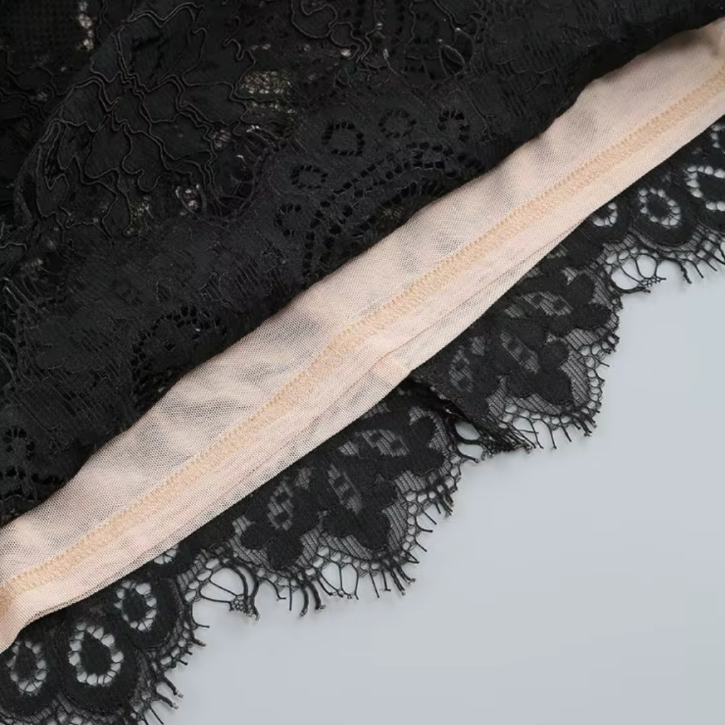 girlzhood Noir Addiction Corsagenkleid aus schwarzer floraler Spitze mit beigem Innenfutter und feiner Spitzenkante