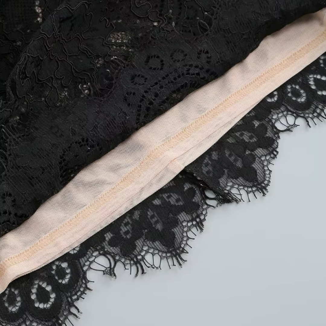 girlzhood Noir Addiction Corsagenkleid aus schwarzer floraler Spitze mit beigem Innenfutter und feiner Spitzenkante