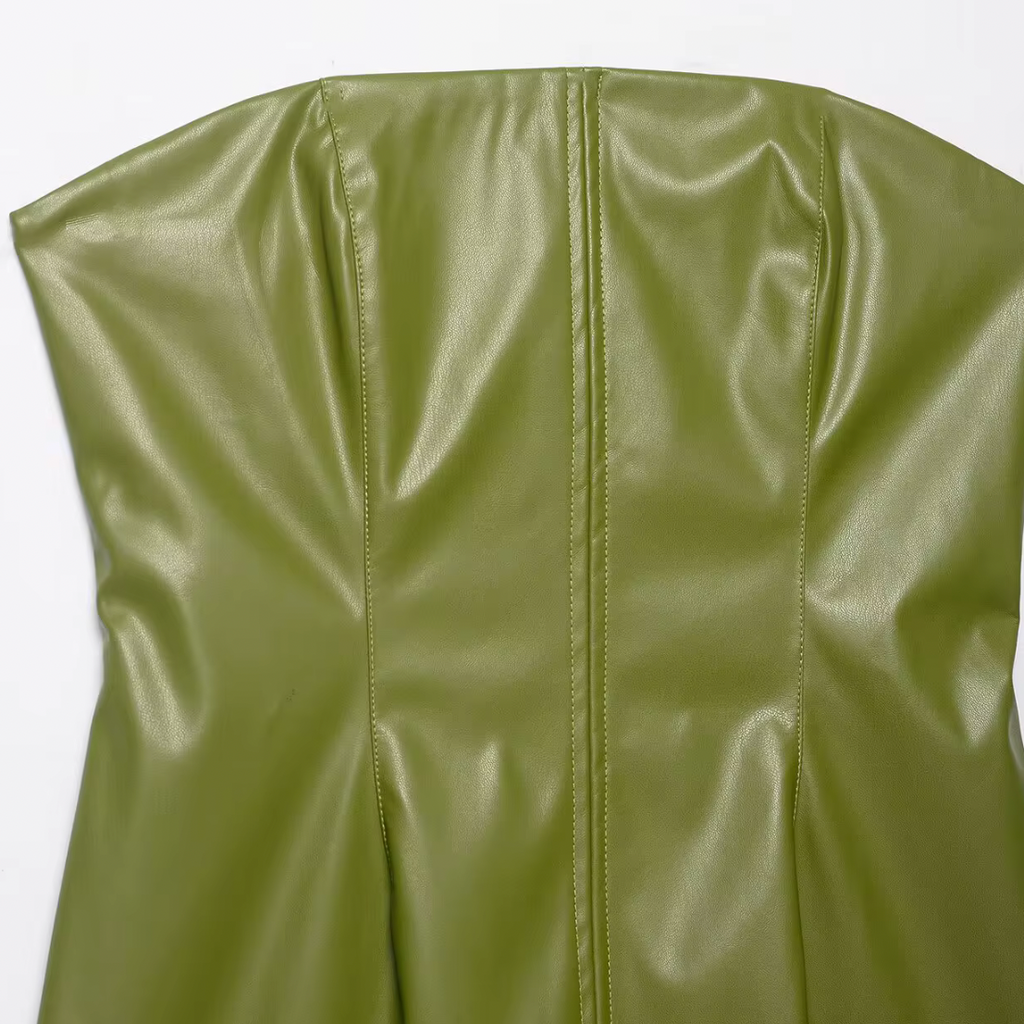 girlzhood Olive Heat Minikleid aus olivgrünem Kunstleder mit trägerlosem Design und figurbetonten Nähten
