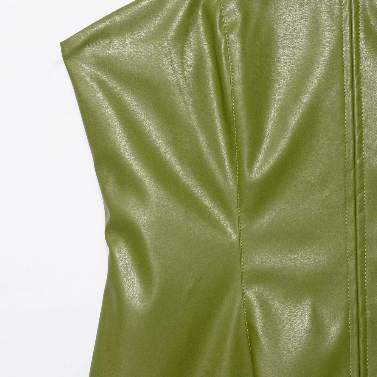 girlzhood Olive Heat Minikleid aus olivgrünem Kunstleder mit figurbetontem Schnitt und glatter Textur