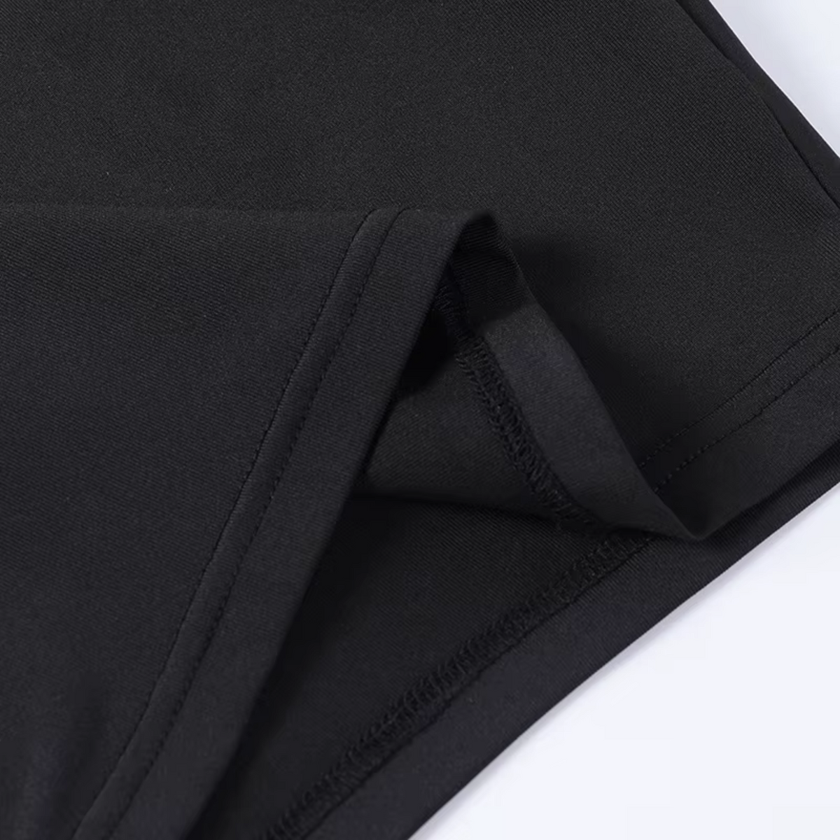 Detailansicht des schwarzen, elastischen Stoffes vom girlzhood Longsleeve Duo Olivienne mit sauberer Nahtverarbeitung