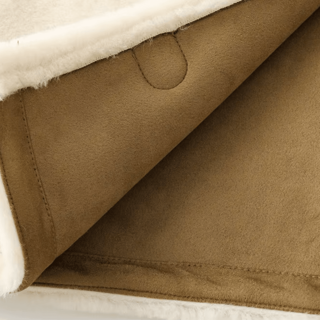 girlzhood Orelia Jacke in Beige mit weichem Innenfutter und hochwertiger Wildlederoptik im Detail