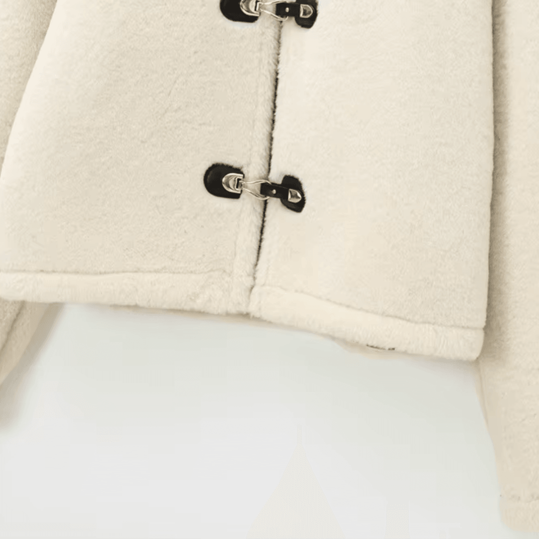 girlzhood Orelia Winterjacke in Creme mit weicher Textur und markanten schwarzen Verschlussdetails