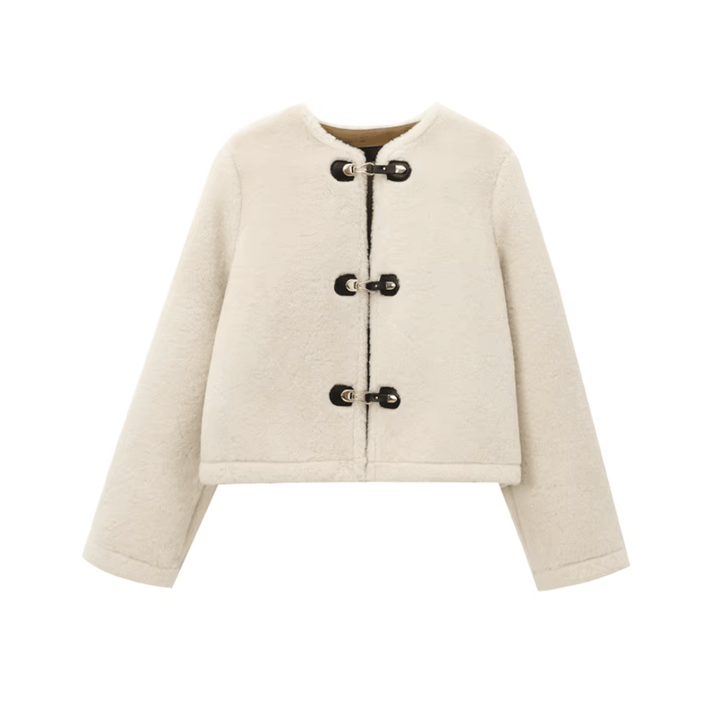 girlzhood Orelia Jacke in Creme aus weichem Plüsch mit schwarzen Statement-Verschlüssen im eleganten Winter-Look