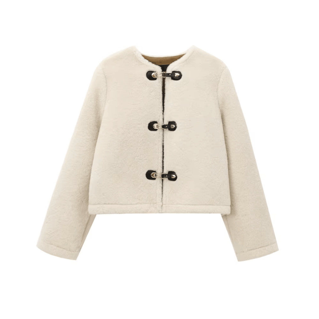 girlzhood Orelia Jacke in Creme aus weichem Plüsch mit schwarzen Statement-Verschlüssen im eleganten Winter-Look