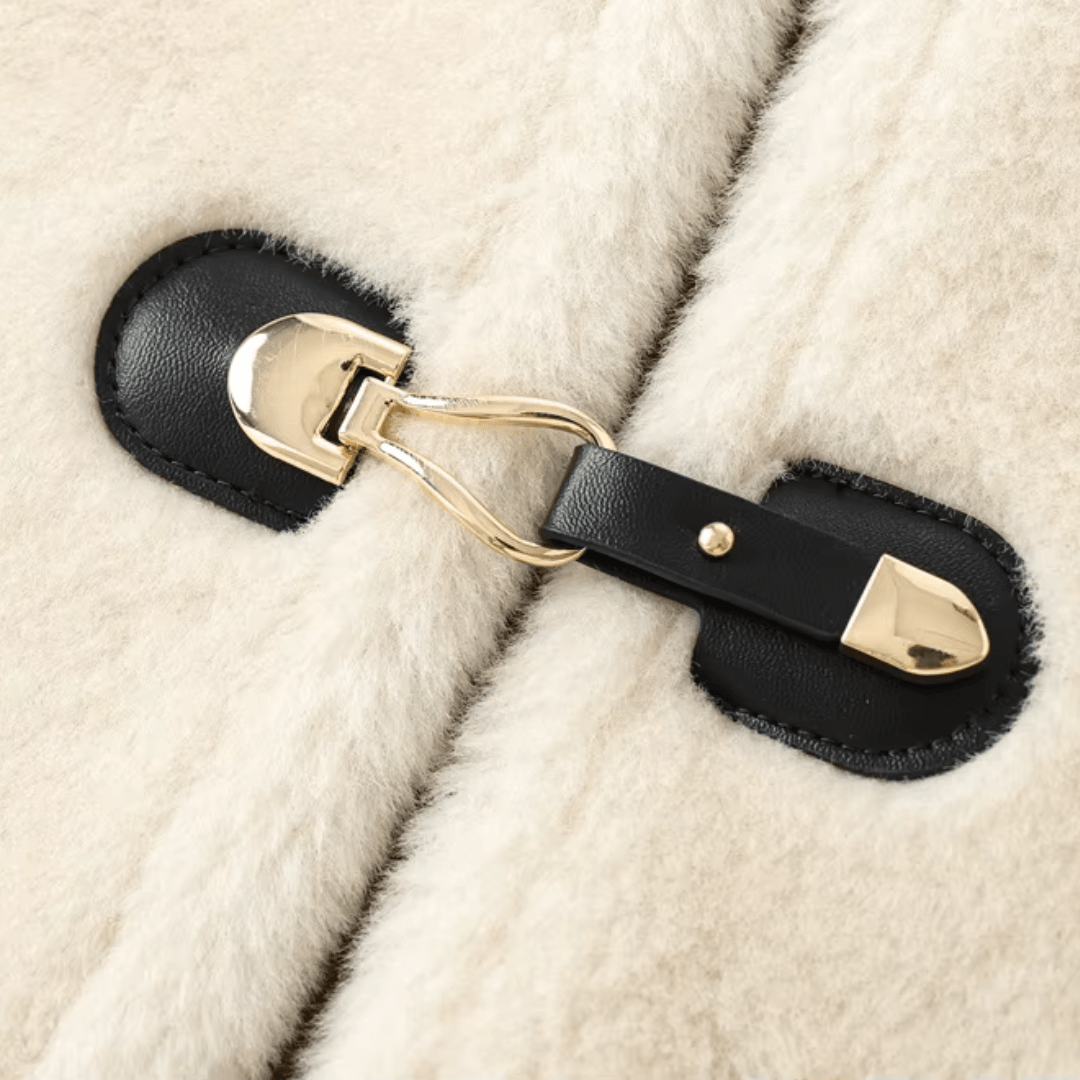girlzhood Orelia Winterjacke in Creme mit weicher Textur und schwarzem Metall-Verschluss Detail