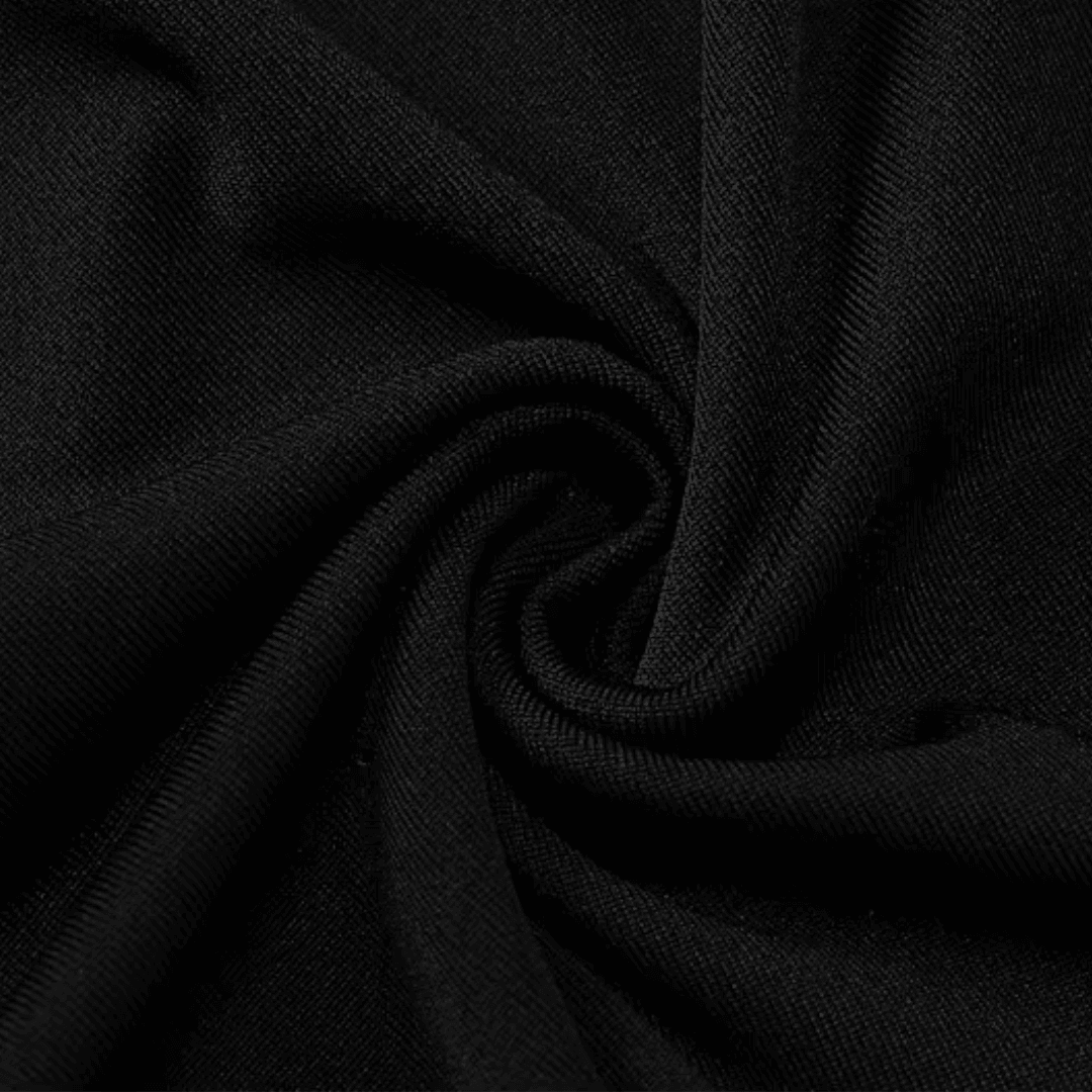 girlzhood Perlina Maxikleid aus weichem, schwarzem und elastischem Stoff in Nahaufnahme