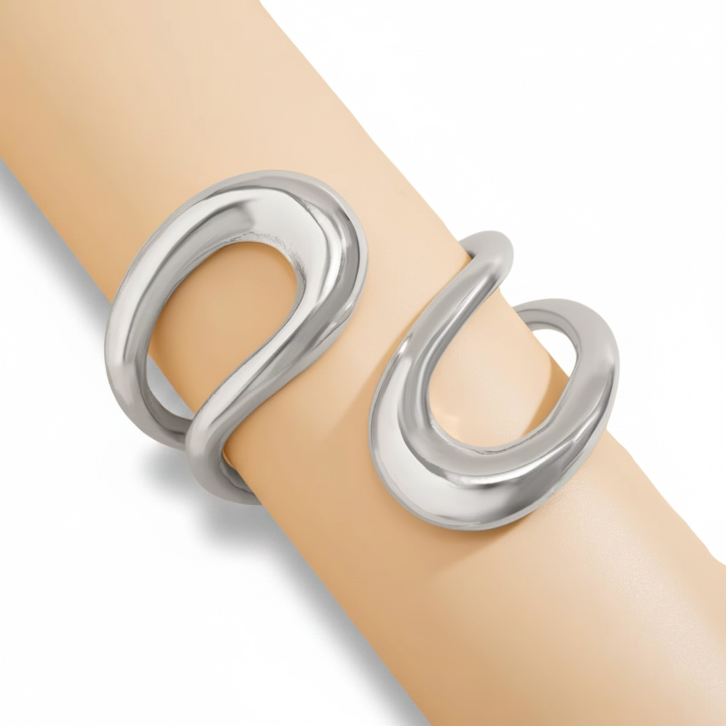 girlzhood Power Bracelet Eléa in Silber mit geschwungenem, skulpturalem Design am Handgelenk