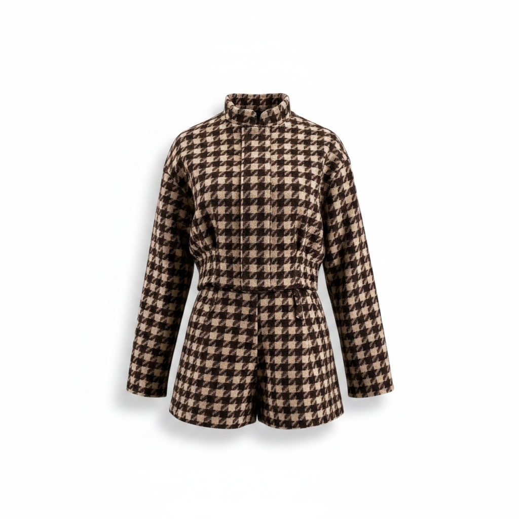 girlzhood Power Move Plaid Set mit braunem Hahnentrittmuster, bestehend aus Cropped-Jacket und passenden Shorts.