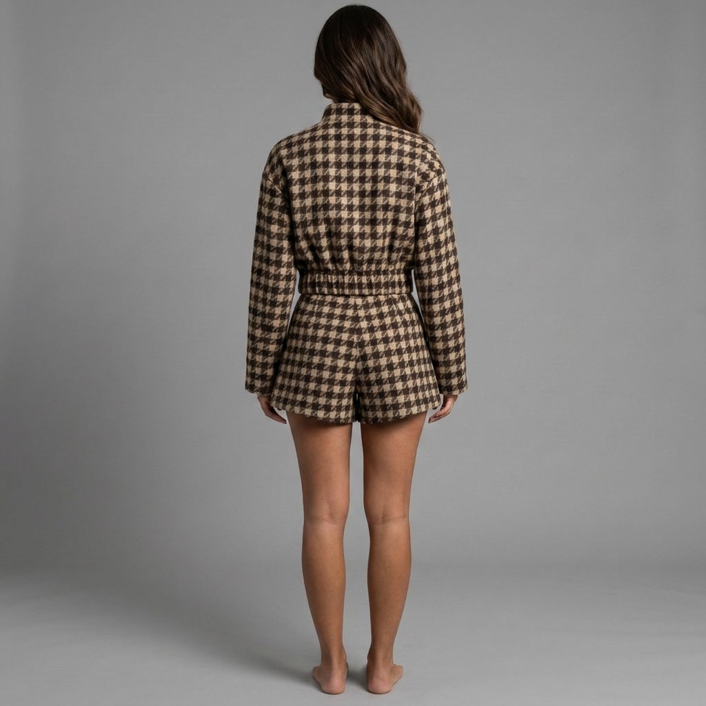 Rückansicht des girlzhood Power Move Plaid Sets mit braunem Hahnentrittmuster, bestehend aus Boxy Jacket und Shorts.