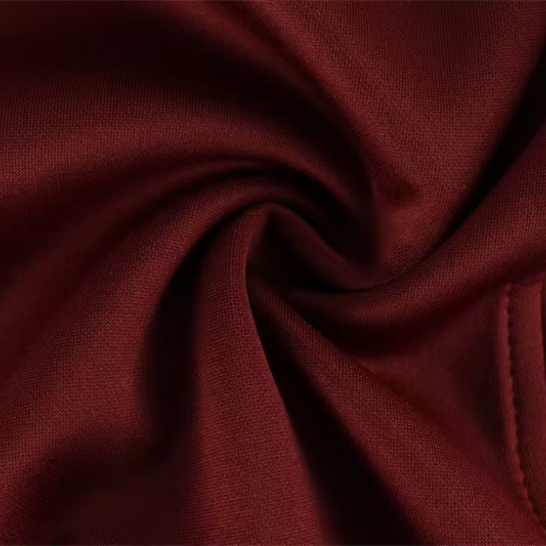 Detailaufnahme des bordeauxroten Mesh-Stoffes vom girlzhood Red Desire Minikleid mit feiner Textur.