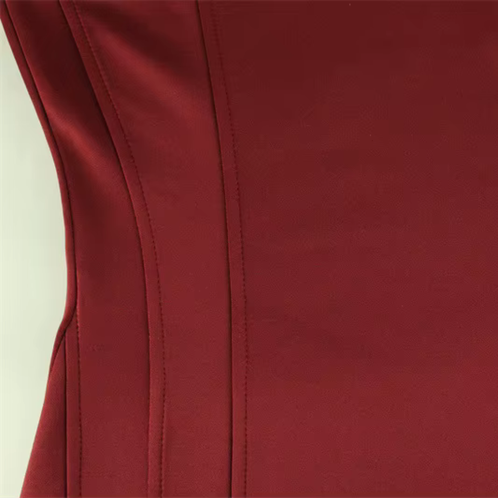 Detailaufnahme des bordeauxroten Stoffes vom girlzhood Red Desire Minikleid mit sichtbaren Ziernähten