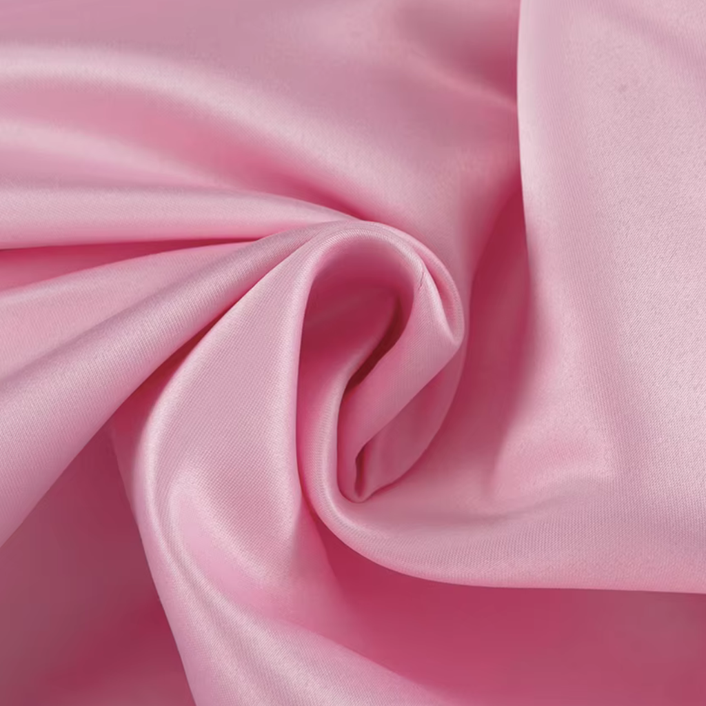 girlzhood Champagne Doll Satin Set Stoff in glänzendem Rosa mit weichen Falten und luxuriöser Textur