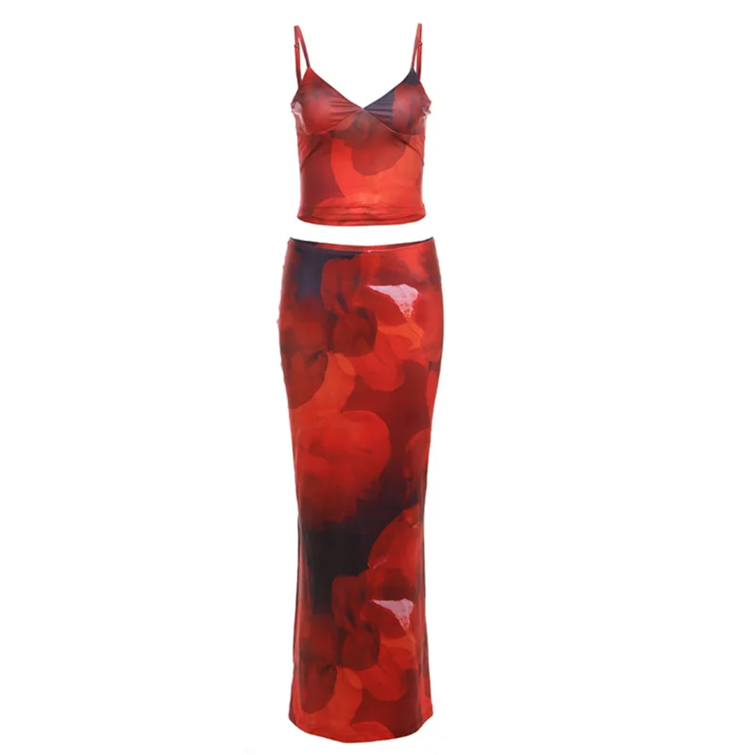 girlzhood Red Shadow Zweiteiler-Set mit rotem Blüten-Print, bestehend aus V-Neck Crop-Top und figurbetontem Maxirock.