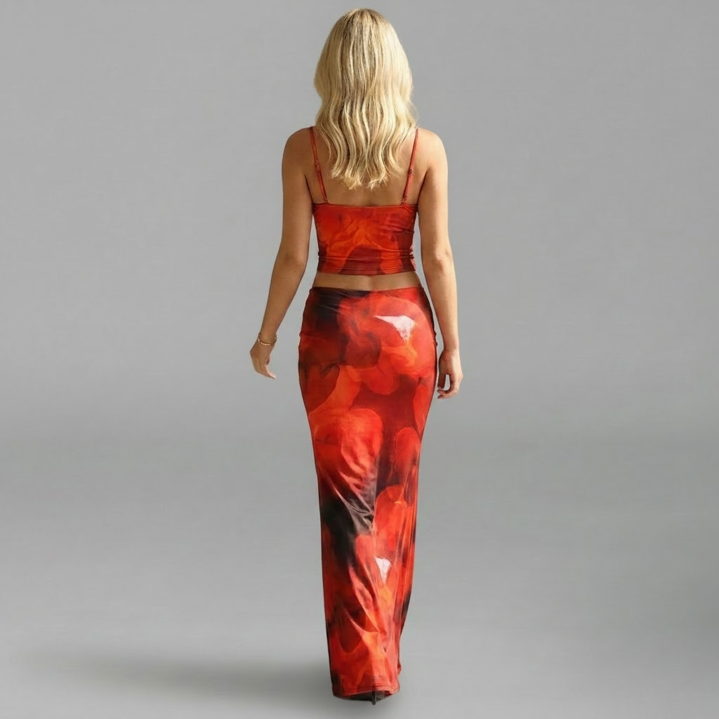 girlzhood Red Shadow Zweiteiler mit rotem Blüten-Print, bestehend aus Crop-Top und figurbetontem Maxirock in Jersey-Optik