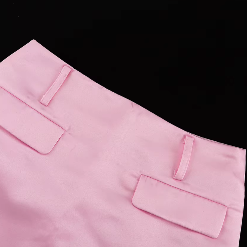 girlzhood Champagne Doll Satin-Minirock in Rosa mit Gürtelschlaufen und angedeuteten Taschenklappen