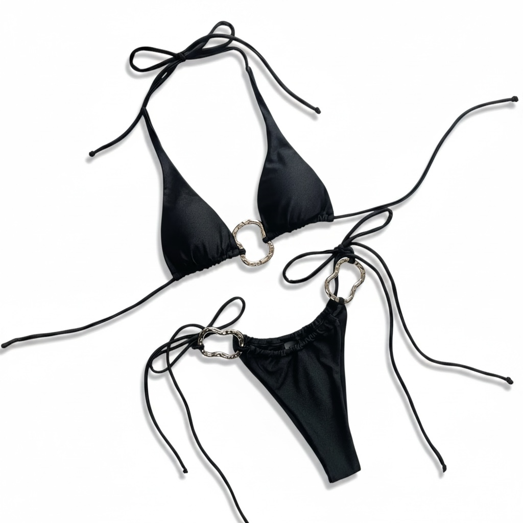 Schwarzes girlzhood Bikini-Set Eloré mit Triangel-Top, seitlich gebundener Hose und glänzenden Goldring-Details.