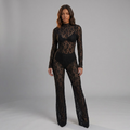Model trägt girlzhood Co-Ord Concretia Set aus schwarzer Spitze mit langärmligem Bodysuit und ausgestellter Hose