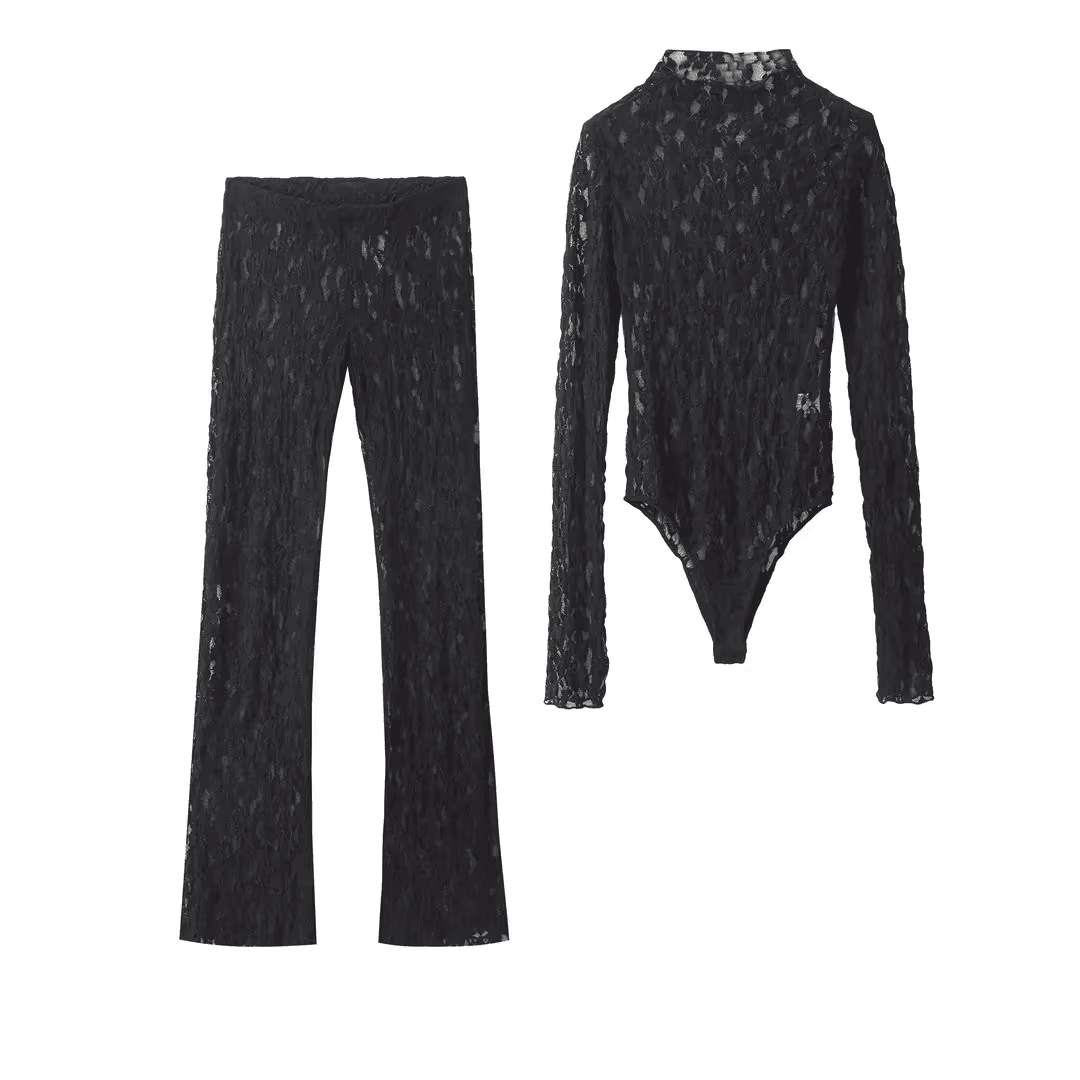 girlzhood Co-Ord Set Concretia aus schwarzer Spitze mit langärmligem High-Neck-Bodysuit und ausgestellter Schlaghose.