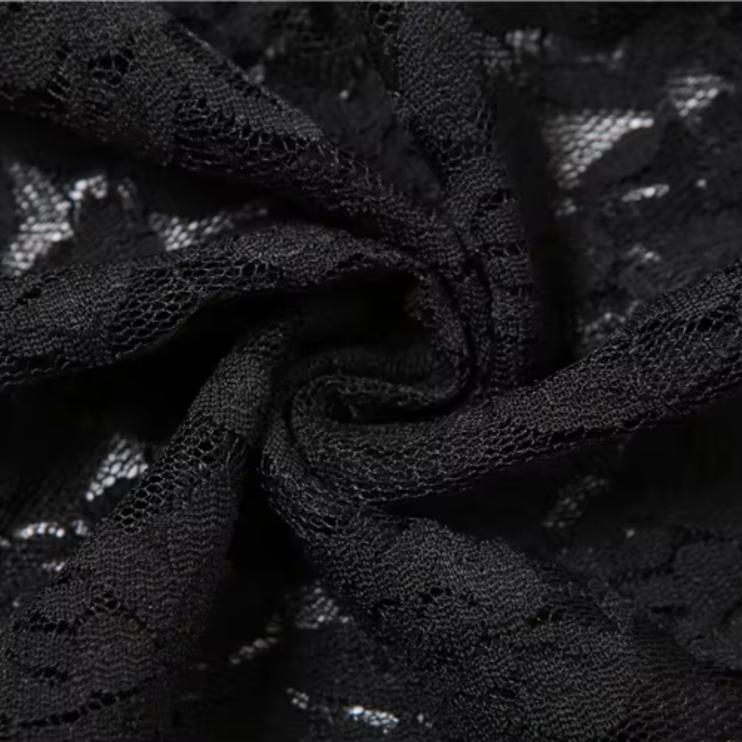 Detailaufnahme der schwarzen floralen Spitze des girlzhood Femme Fatality Maxikleids mit feiner Textur