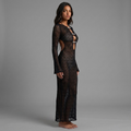 girlzhood Midnight Muse schwarzes Maxikleid aus Strick mit Cut-Outs und dekorativen Verschlüssen an einer Frau