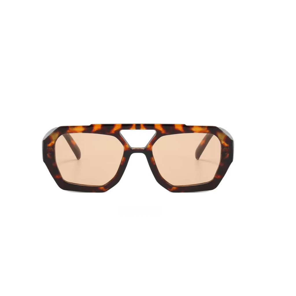 girlzhood Shady Babe Sonnenbrille mit eckigem Rahmen in Tortoise-Optik und getönten Gläsern