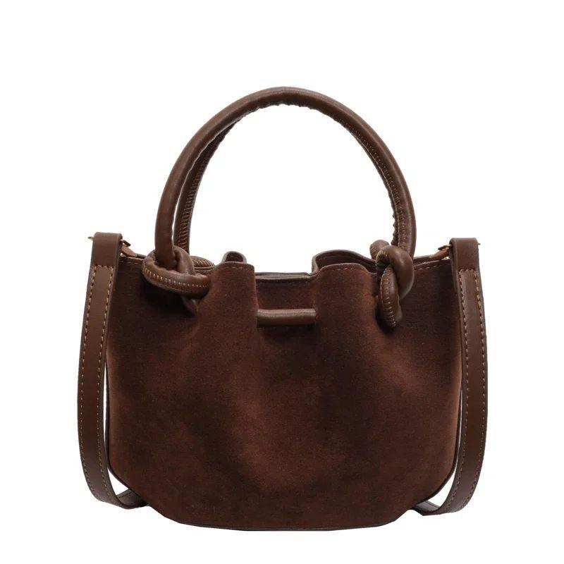 girlzhood Sienna Suede Handtasche in Dunkelbraun mit Knoten-Details und Veloursleder-Optik