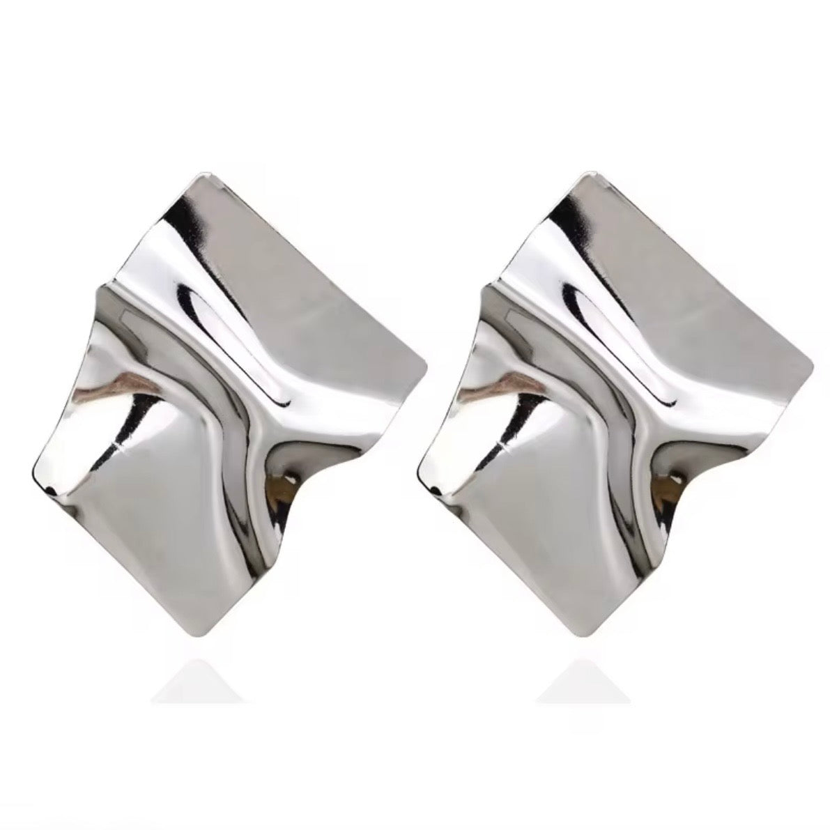 girlzhood Metal Muse Ohrringe in Silber mit asymmetrischem plissiertem Design aus glänzender Legierung